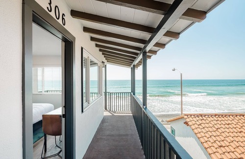 Townsite Condo | Oceanfront Corner Studio with Cal King (306)