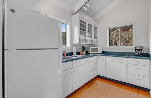 Mendocino House | Oceanfront cottage on a bluff with beach views, deck, streaming & kitchenette