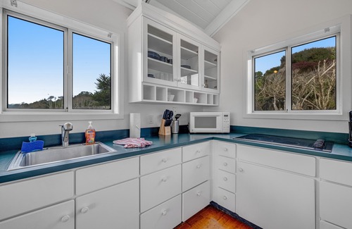 Mendocino House | Oceanfront cottage on a bluff with beach views, deck, streaming & kitchenette