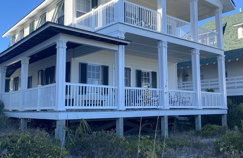 North Carolina Coast Cottage | Oceanfront historic gem on great block