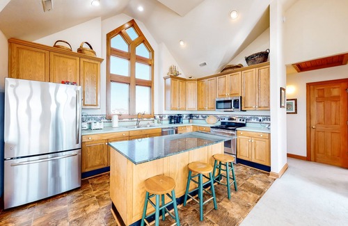 Ocean Isle Estates House | Oceanfront home with private hot tub, pool, washer/dryer & central AC