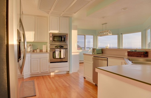 Kenai Villa | Oceanfront Kenai Villa w/Fireplace & Deck