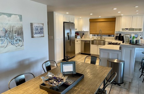 West Newport Condo | Oceanfront Luxury Upgraded 3 bdr/2 bth, a/c, fireplace & patio w/bbq,