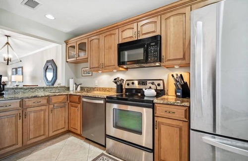 Crescent Beach Condo | Oceanfront, Patio, Pool, Tennis, BBQ, Free Parking
