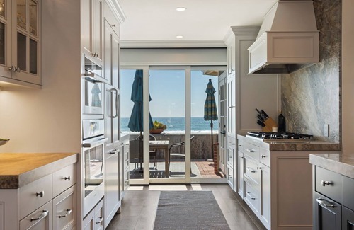 Del Mar House | Oceanfront sanctuary nestled on the sand in the heart of Del Mar's Beach Colony