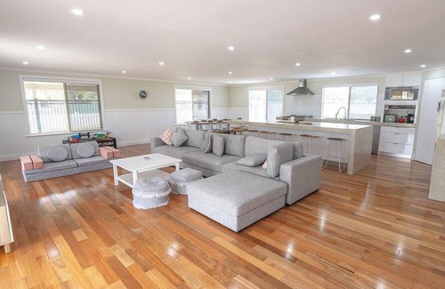 Lancelin House | Oceans Eight A stunning 8-bedroom home -perfect for larger or multiple families.