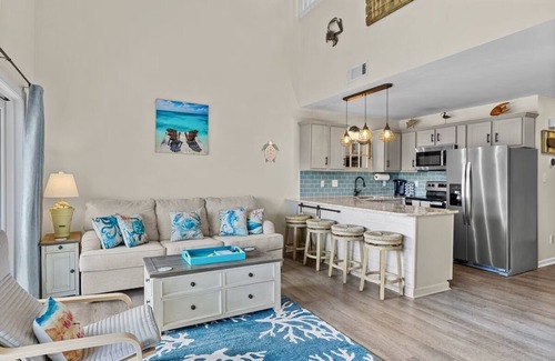 Emerald Isle Condo | Oceanside Condo w/Heated Indoor Pool, 2 Outdoor Pools, Beach Access & Bikes!