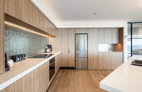 Mount Maunganui Apartment | Oceanside Haven Resort Luxury Sea Views & Beach