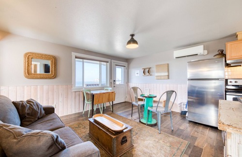 Tillamook Condo | Oceanside Inn #11 - Upstairs Unit