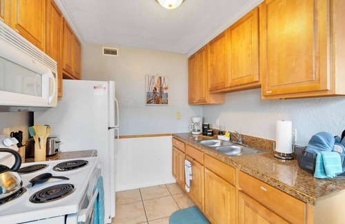 Indian Harbour Beach Apartment | Oceanside~ Walk to the beach,Pool, BBQ, Gym, Games