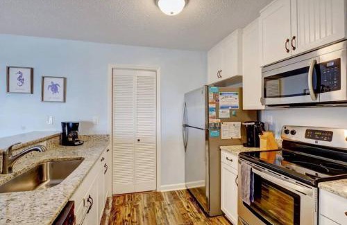 North Topsail Beach Apartment | Oceanview Resort*Hot tub*North Topsail Beach