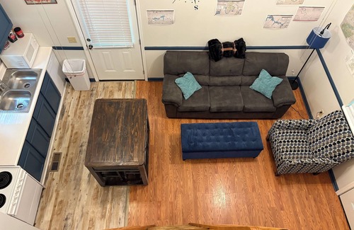 Benton Cabin | Ocoee Campin' - Loft cabin- sleeps 5