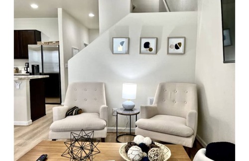 Longmont House | OFF-THE-DIAGONAL 2-Bedroom Townhome