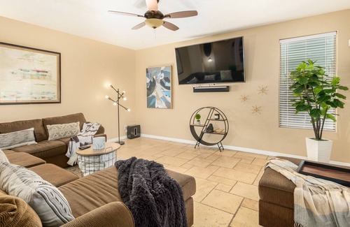 Glendale House | OH NO- You Will Not Want to leave- Heated Pool, Spa, Xbox, billiards, Air hockey