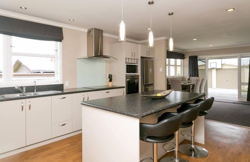 Taupo House | Ohana Lodge Holiday Home - Pet Friendly Inside & Out in Central Taupo