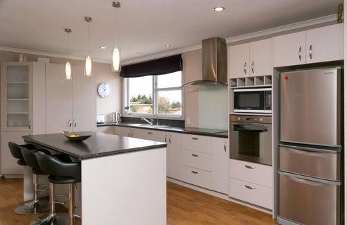 Taupo House | Ohana Lodge Holiday Home - Pet Friendly Inside & Out in Central Taupo
