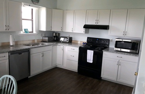 Long Beach House | OKI Beach House 1 block to Beach, Ocean Crest Pier, and Island Way Restaurant.