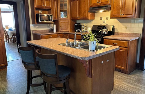 West Chicago House | Old Charm Whitehouse in West Chicago