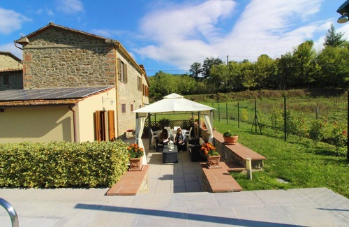 Pieve di Chio Villa | Old country mill about 12 km from the city of Arezzo, private and fenced swimming pool. Ideal villa