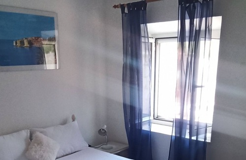 Broce House | Old cozy stone house right by the sea