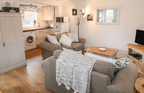Ashbourne Cottage | OLD END COTTAGE, romantic, with a garden in Ashbourne
