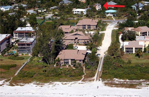 Sanibel House | Old Florida charm, 5 min walk to beach!
