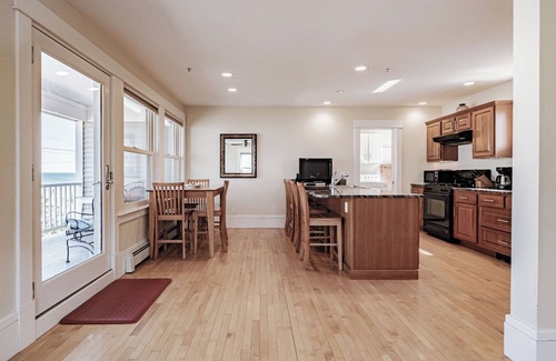 Old Orchard Beach Condo | Old Orchard Beach, Spacious, beachfront, 2 bedroom condo