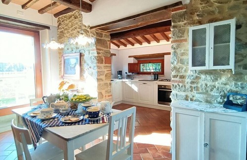 Castiglion Fiorentino Villa | Old stone villa of peasant origins, perfect for holidays with friends or family. Three bedrooms, amp