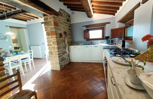 Castiglion Fiorentino Villa | Old stone villa of peasant origins, perfect for holidays with friends or family. Three bedrooms, amp
