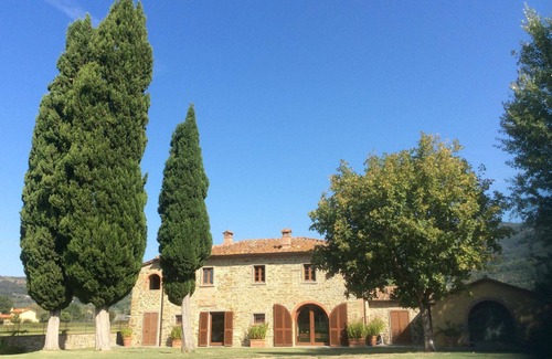 Castiglion Fiorentino Villa | Old stone villa of peasant origins, perfect for holidays with friends or family. Three bedrooms, amp