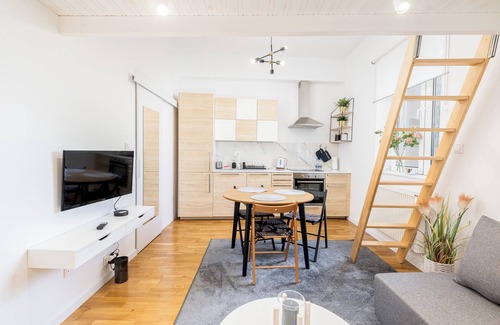 City Centre Apartment | Old Town Chic Studio with Mezzanine