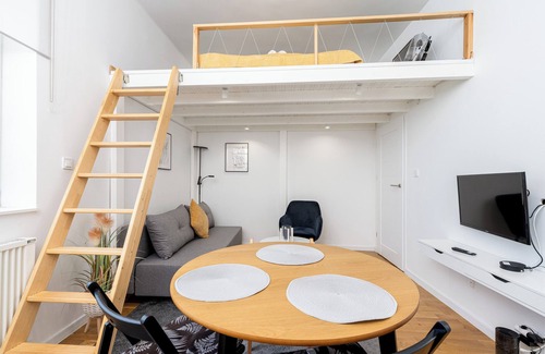 City Centre Apartment | Old Town Chic Studio with Mezzanine