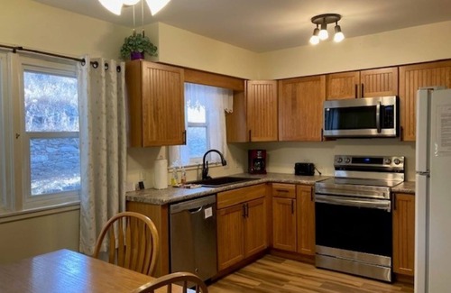 Hill City Cottage | Old Town Cottage: Nestled on a forested hillside on the edge of Hill City