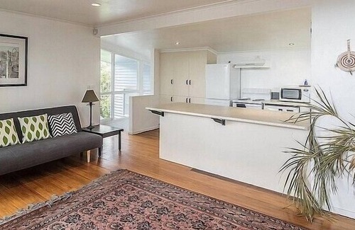 Waikanae Cottage | OLDE BEACH PEARL - WAIKANAE BEACH BACH in Waikanae Beach