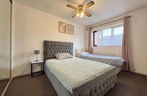 Chafford Hundred Apartment | Olive, 3Bedrooms,1 extra Rm, Sleeps 9 with Garden, Free Parking in Grays, Lakeside, London