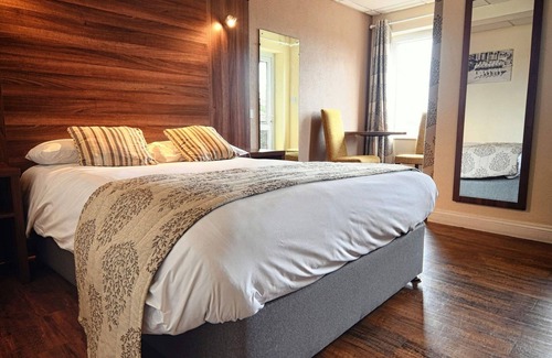 March Hotel | Oliver Cromwell Hotel