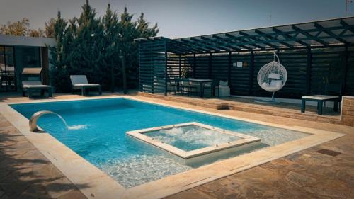 Anavyssos Villa | Olivujoj Villajoj - Deluxe Villa with Detached Pool House