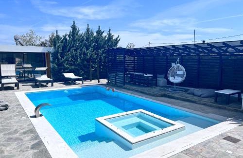 Anavyssos Villa | Olivujoj Villajoj - Deluxe Villa with Detached Pool House