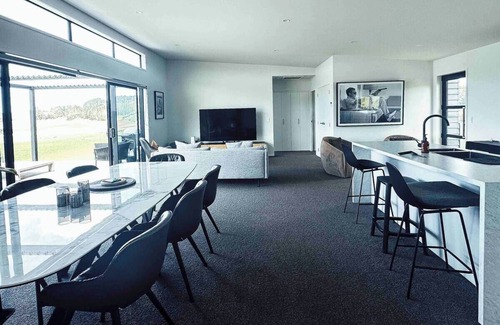 Tawharanui House | Omakana House, Omakana House - Sunrise Views, Spa & Scenic Deck