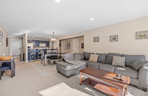 Lincoln Condo | on Shuttle route, Pool & Tub