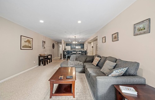 Lincoln Condo | on Shuttle route, Pool & Tub