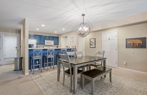 Lincoln Condo | on Shuttle route, Pool & Tub