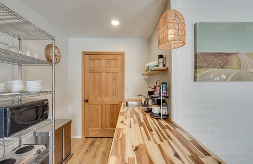 Central Point Cottage | On-Site Winery & Tasting Room: Oregon Bungalow!