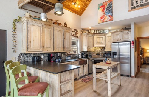 Branson House | On Table Rock Shoreline-Access & Views! Pvt Hot Tub, Billiards, Deck Space, Community Amenities!
