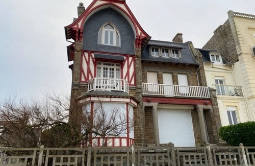 Courtoisville-Sillon-Moka Apartment | On the beach, 55 m2 apartment in Anglo-Norman villa