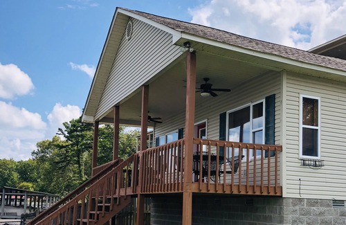 Lake Hamilton House | On the edge of the Lake!