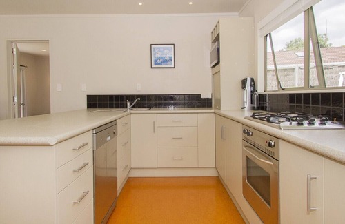Pauanui Cottage | On The Green - Pauanui Holiday Home