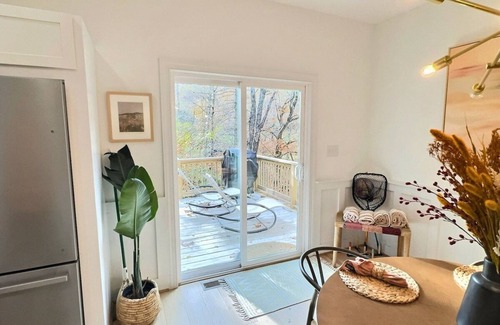 Boone House | On the New River-Pets welcome-Hot tub-Fire pit