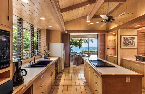 Honaunau-Napoopoo House | On the Ocean at Kealakekua Bay. Where the Dolphins Play.