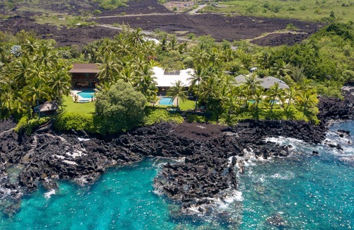 Honaunau-Napoopoo House | On the Ocean at Kealakekua Bay. Where the Dolphins Play.